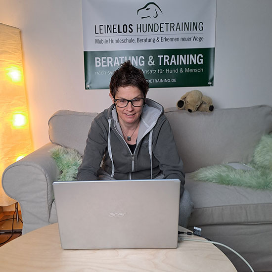 Freya von Leinelos Hundetraining berät online vor dem Laptop